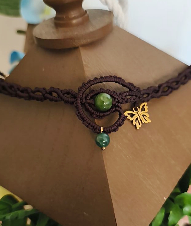 Colar macramê com Borboleta, fio castanho, com cristais: Turmalina verde e jade.
